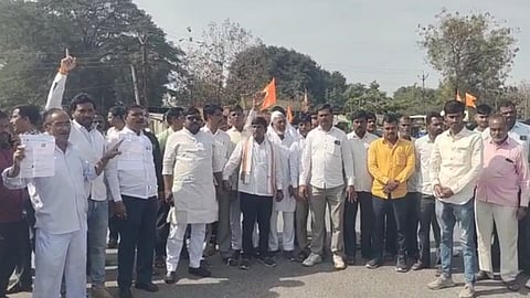 farmers rasta roko andolan at dhule solapur highway near sambhajinagar 