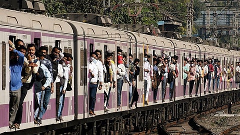 Mumbai Local: गुरांप्रमाणे प्रवास करायला लावणं हे लाजिरवाणं, लोकलच्या गर्दीवरून हायकोर्टाने रेल्वे फटकारलं; पाहा VIDEO