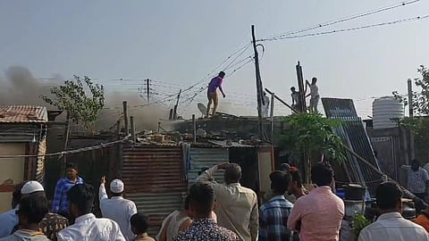 fire broke in shops at buldhana and solapur