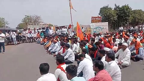 maratha samaj rasta roko andolan at parli beed highway today