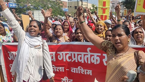 asha sevika morcha at akola collector office