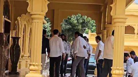 bjp leader girish mahajan meets mp udayanraje bhosale in satara on eve of lok sabha election 2024
