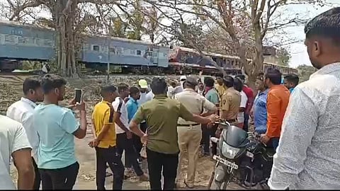shelarwadi villagers aggressive on rail board begdewadi station 