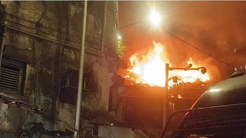 Mumbai Fire: कामठीपुराच्या १३ व्या गल्लीजवळ इमारतीला भीषण आग; अग्निशमन दलाच्या ५ गाड्या घटनास्थळी दाखल
