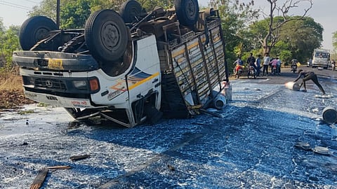milk tanker accident at kumbharpada phata at nandurbar visarwadi road today 