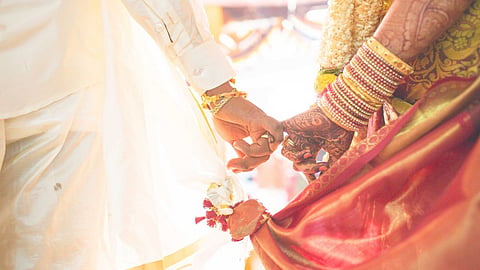 Viral News:  आंधळं प्रेम! अमरावतीच्या ३४ वर्षीय महिलेने ८० वर्षाच्या व्यक्तीशी बांधली लगीनगाठ, सोशल मीडियावर झाली होती ओळख 