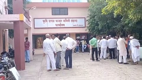 farmers demands faclitiy in shahada bazar samiti nandurbar 