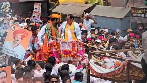Maharashatra Election: दिल्लीवारी आधी राजेंची बैलगाडी सवारी;  साताऱ्यात उदयनराजे भोसलेंचं जोरदार शक्तिप्रदर्शन 
