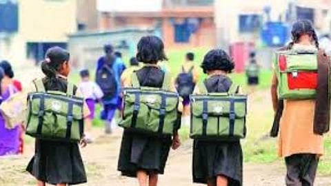 State Government: पाचवीपर्यंतचे वर्ग सकाळी ९नंतर ; राज्य सरकारच्या निर्णयाला स्कूलबस चालकांचा विरोध का? 