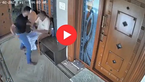 Viral Video:  संपत्तीसाठी लेकाचे राक्षसी कृत्य! जन्मदात्याला लाथा- बुक्क्यांनी बेदम मारहाण; वडिलांचा मृत्यू.. घटना CCTVत कैद
