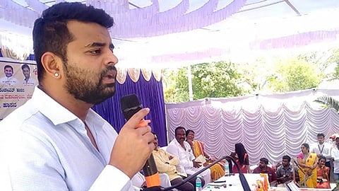 Prajwal Revanna scandal:  सेक्स स्कँडलने कर्नाटकच्या राजकारणात खळबळ! देवेगौडांच्या नातू अन् मुलावर गुन्हा दाखल; शेकडो क्लिप्स व्हायरल