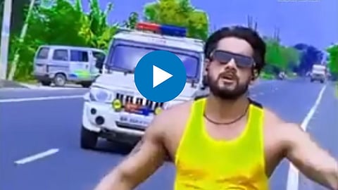 तरूणाची बाईकवर स्टंटबाजी