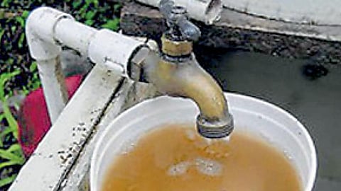 Amravati: गढूळ पाण्यावरुन वडनेर गंगाई ग्रामस्थांचा दर्यापूर जीवन प्राधिकरण कार्यालयावर राेष, उपविभागीय अभियंत्यांना दिला इशारा