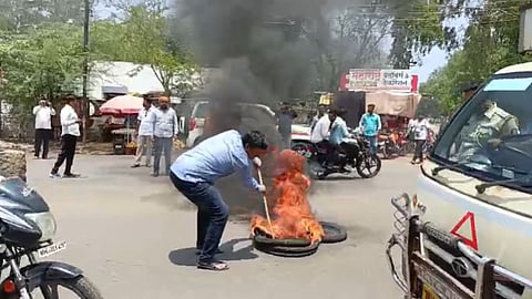धाराशिवमध्ये मराठा समाज आक्रमक; आंदोलकांनी रस्त्यावर उतरत जाळले टायर 