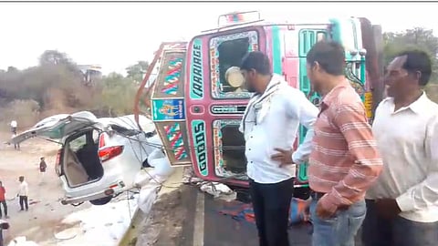 Akola Accident: देव तारी त्याला कोण मारी!  ट्रक आणि कारचा भीषण अपघात; कारमधील सर्वजण सुखरुप 