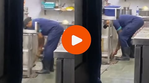 Mumbai Viral Video: चिकन फ्रायच्या जाळीनं काढला गटारातील गाळ, मुंबईतल्या हॉटेलमधील किळसवाणा प्रकार; VIDEO व्हायरल 