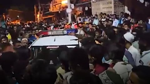 पोलिसांच्या ताब्यातील इसमाचा संशयास्पद मृत्यू; भडकलेल्या जमावाचा पोलीस स्टेशनवर हल्ला, ११ पोलीस जखमी