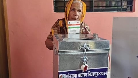432 voters cast their vote in home dhule lok sabha election news 