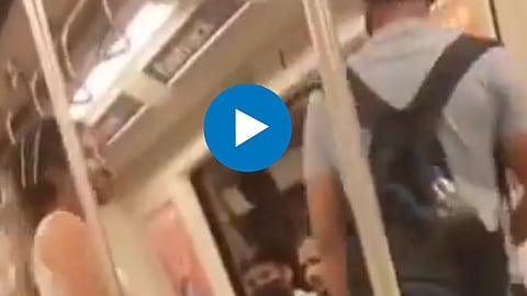  दिल्ली मेट्रोमध्ये जोडप्याचं भांडण 