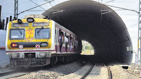 Local Train Accident Death : लोकल गर्दीचे बळी सुरूच; लोकलमधून पडून तरुणाचा मृत्यू, मागील २ महिन्यांतील पाचवा बळी