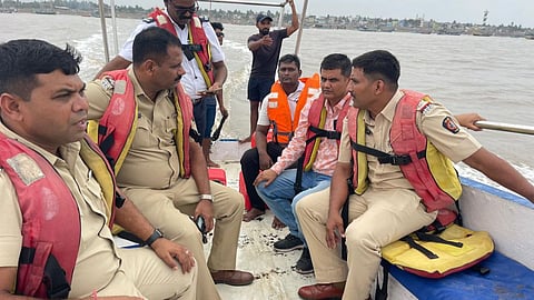 Virar News: अर्नाळा समुद्रात बोट बुडाली; एकाचा मृत्यू; ११ जणांना वाचवण्यात यश 