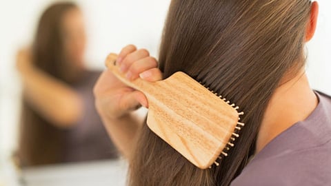 Hair Care tips: रात्री केस विंचरुन झोपणं योग्य की अयोग्य? जाणून घ्या फायदे आणि तोटे