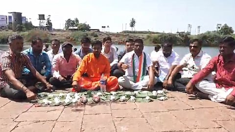 mns protest against pollution control board at panchganga river ichalkaranji 