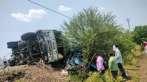 Akola Accident: रॉग साईंडनं आलेल्या ट्रकनं कारला चिरडलं; कारचा चुराडा 