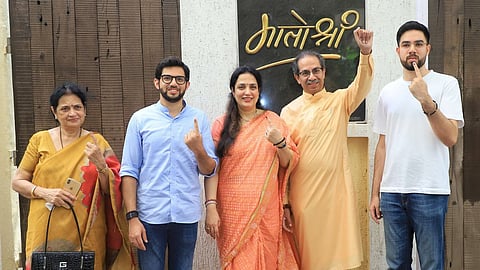 Uddhav Thackeray: उद्धव ठाकरेंसह कुटुंबीयांनी रांगेत उभं राहून केलं मतदान; म्हणाले, मते पैशानं विकत घेता येत नाहीत!