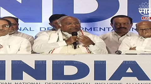 India Aaghadi Press Conference Live Updates: पत्रकार परिषदेत बोलताना मल्लिकार्जुन खरगे यांनी मोदींवर जोरदार निशाणा साधताना महाराष्ट्रातील फोडाफोडीच्या राजकारणावरुन भाजपवर हल्लाबोल केला. 