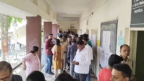 Yeola Loksabha Election: सावरगाव आणि चिचोंडी खुर्दमधील केंद्रावरील EVMमध्ये बिघाड; तासाभरापासून मतदार ताटकळले