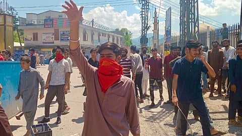 PoK तापलं; आंदोलनकर्ते आणि पोलीस कर्मचारी आमनेसामने; एका अधिकाऱ्याचा मृत्यू, १०० जण जखमी