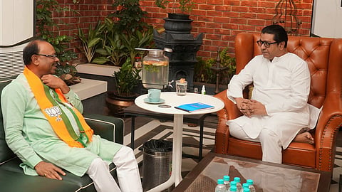 चंद्रशेखर बावनकुळे यांनी घेतली राज ठाकरेंची भेट; तब्बल सव्वा तासांच्या भेटीत काय चर्चा झाली?