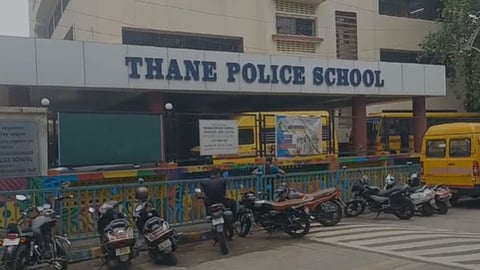 Thane News: फी न भरल्यामुळे १०० विद्यार्थ्यांना शाळेबाहेर काढलं, ठाण्यातील धक्कादायक प्रकार