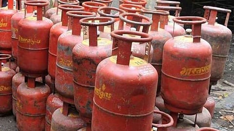 Gas Cylinder Safety Tips: तुमच्या घरातल्या गॅस सिलिंडरचाही स्फोट होऊ शकतो; आजच 'या' गोष्टी तापासून घ्या