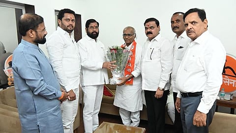 निवडणूक संपताच ठाकरे गटाला मोठा धक्का; माजी मंत्र्यांचा शिवसेना शिंदे गटात प्रवेश 