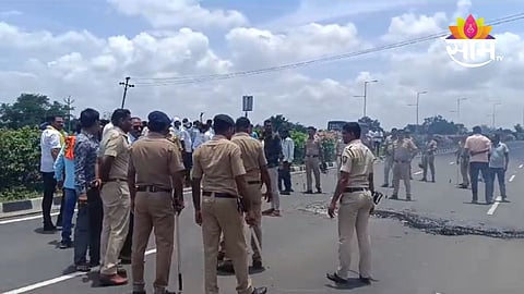 जालन्यात ओबीसी समाज आक्रमक, धुळे-सोलापूर महामार्ग रोखला; भरस्त्यात टायरं जाळली
