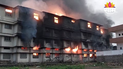भिवंडीत डायपर बनवणाऱ्या कंपनीला भीषण आग;  परिसरात काळ्याकुट्ट धुराचे लोट