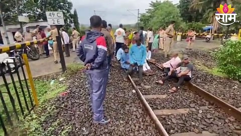nidi citizens andolan at rail track roha diva paasenger train near raigad 