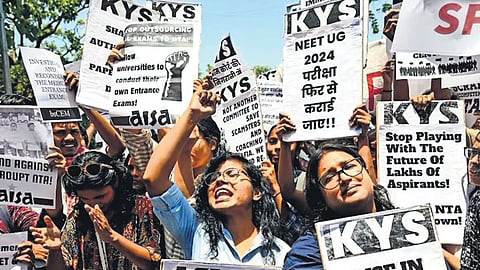 NEET Paper Leak Case: NTA चा आणखी एक कारनामा उघड; प्राध्यापकाऐवजी क्रेडिट कार्ड विक्रेत्याला बनवलं निरीक्षक