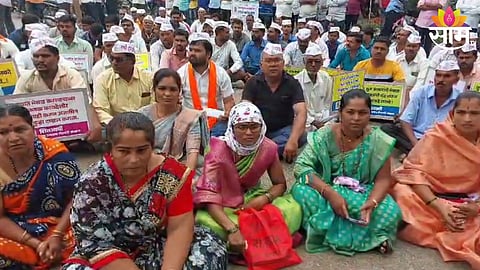 farmers demands rs 40 for milk rasta roko andolan in chikhali near nagar 