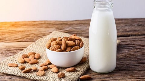 Benefits Of Almond Milk: रात्री आणि दिवसा कधीही प्या बदाम दूध; त्वचा आणि केसांच्या आरोग्याला होतील फायदे