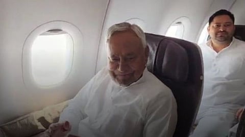 नितीश कुमार आणि तेजस्वी यादव यांचा एकाच विमानातून प्रवास; दिल्लीतील राजकीय घडामोडींना वेग