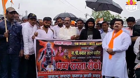 Maratha Reservation: आरक्षणासाठी मराठा बांधव आक्रमक!  सोलापूर- बार्शी महामार्गावर रास्ता रोको; वाहतूक ठप्प 