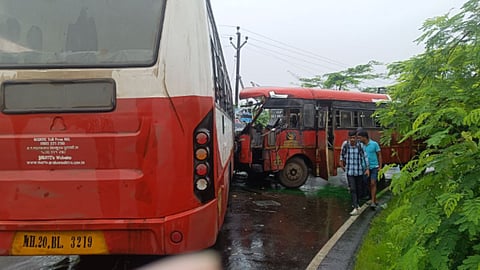 Raigad Accident: रायगडमध्ये २ एसटी बसची समोरासमोर धडक, चालकांसह १५ ते २० प्रवासी जखमी 