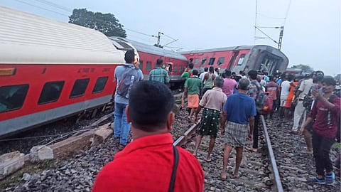 howrah mumbai mail Accident