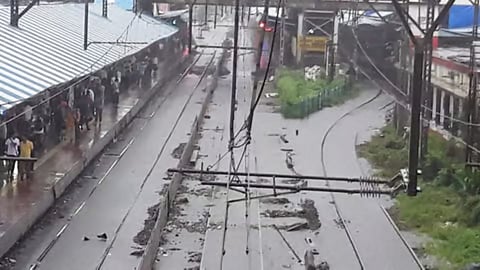Mumbai Rain: ठाण्यात पाऊसाची दमदार हजेरी; पावसाचा रेल्वेसेवेला फटका, लांब पल्ल्याच्या गाड्या थांबवल्या 