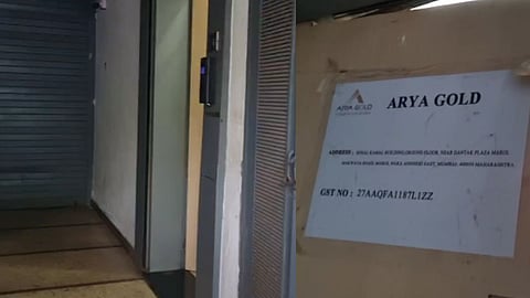  मुंबईत नोकरी पण मराठी माणसाला 'नो एन्ट्री'; मराठी माणसाच्या गळचेपीचा आणखी एक प्रकार उघडकीस