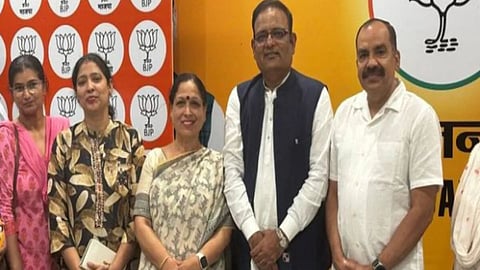 Delhi Politics: दिल्लीत 'आप' मध्ये खिंडार;  आजी-माजी आमदारांचा भाजपमध्ये प्रवेश 