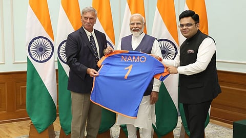 Team India Victory Celebration:  बीसीसीआयकडून नरेंद्र मोदींना 'नमो 1' चॅम्पियन जर्सी गिफ्ट! पाहा PHOTO